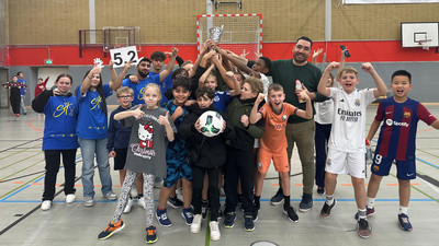 Die Sporthelfer beim Nikolauscup gemeinsam mit den Teilnehmern.